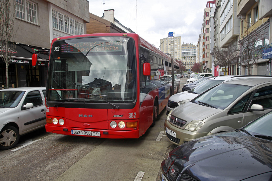 El aparcamiento en batería de la avenida de Os Mallos vuelve a generar tensión en el barrio