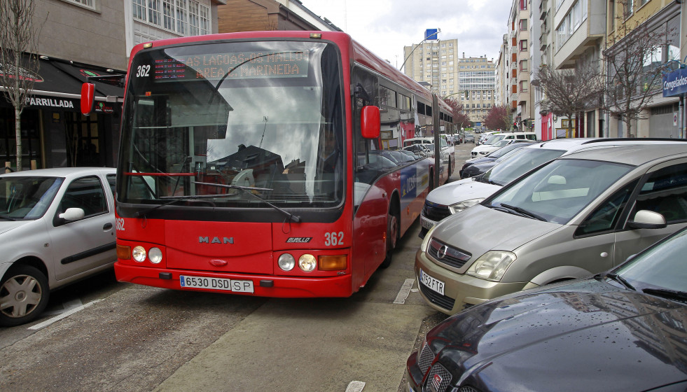 Bus por la avenida de os mallos