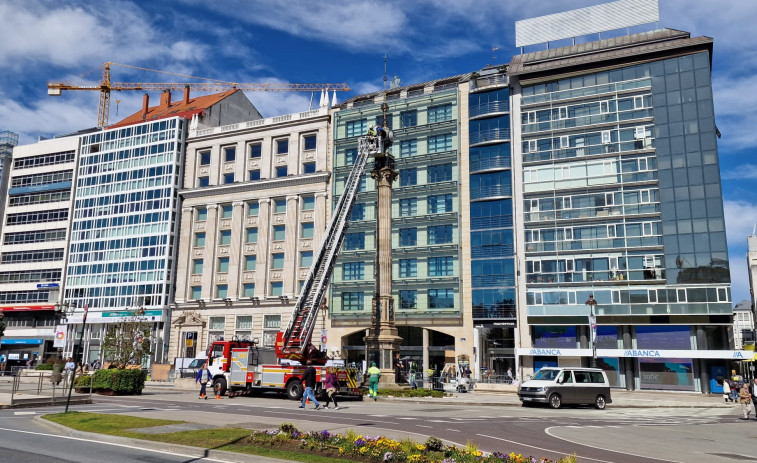'Tic tac' para el reloj del Obelisco de A Coruña
