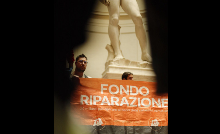 Activistas climáticos se encadenan bajo el David de Miguel Ángel de Florencia