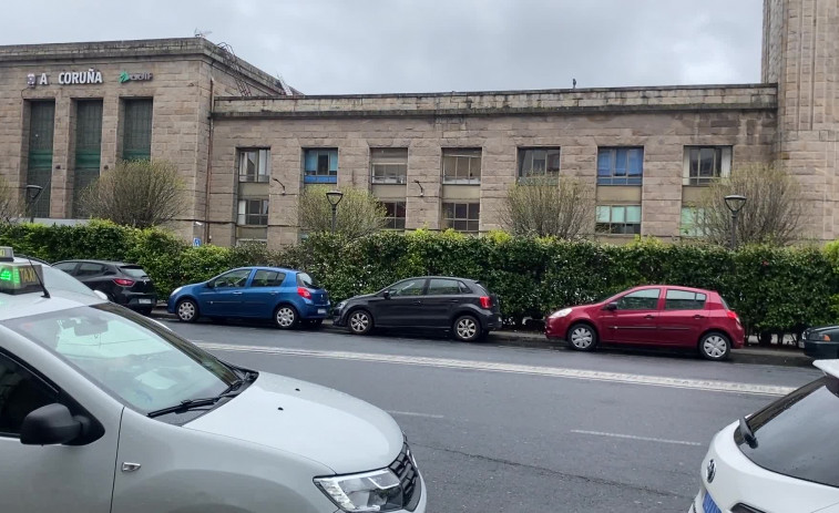 La parada de taxis de la estación de tren de A Coruña vuelve este lunes a su localización original