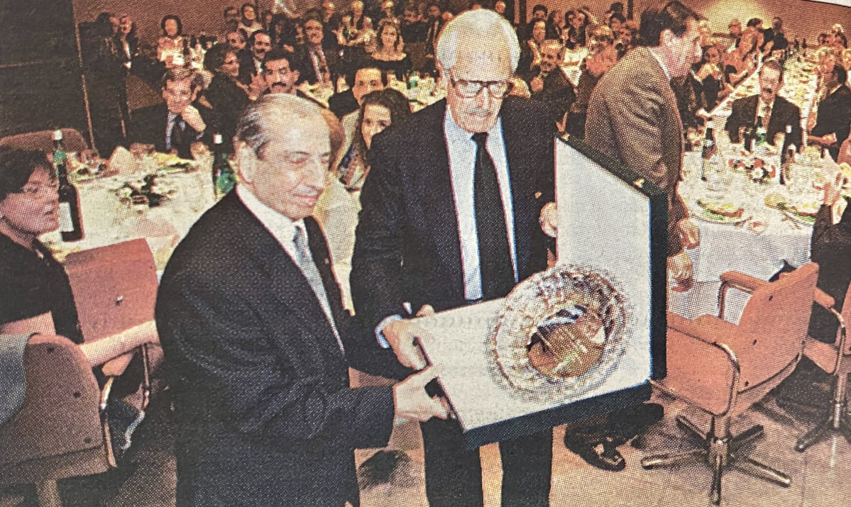 Fernando Suu00e1rez recibe un homenaje por su labor al frente de la Cocina Econu00f3mica 1999
