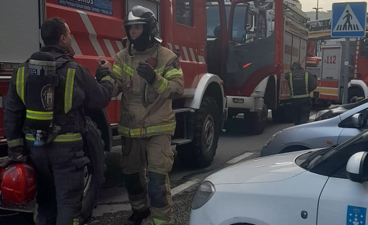 Los Bomberos de A Coruña rescatan a un niño de tres años que se había quedado encerrado en un coche