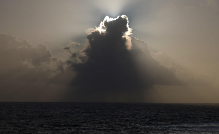 Las nubes arruinan las esperanzas de contemplar el eclipse solar en A Coruña