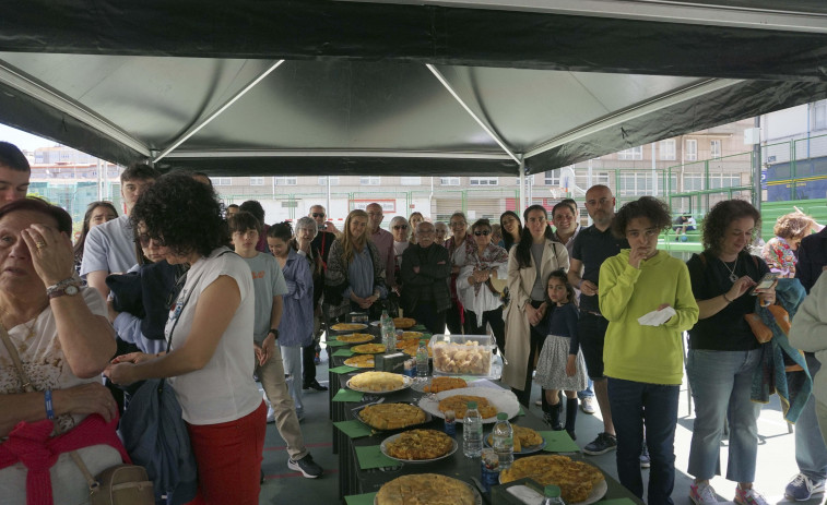 La Sagrada Familia de A Coruña ella más huevos y patatas a su concurso de tortillas