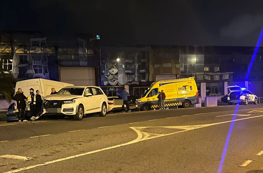 Un conductor ebrio colisiona contra tres coches aparcados en Arteixo