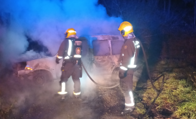 El fuego calcina un coche en Culleredo