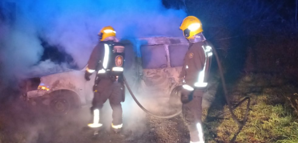 El fuego calcina un coche en Culleredo