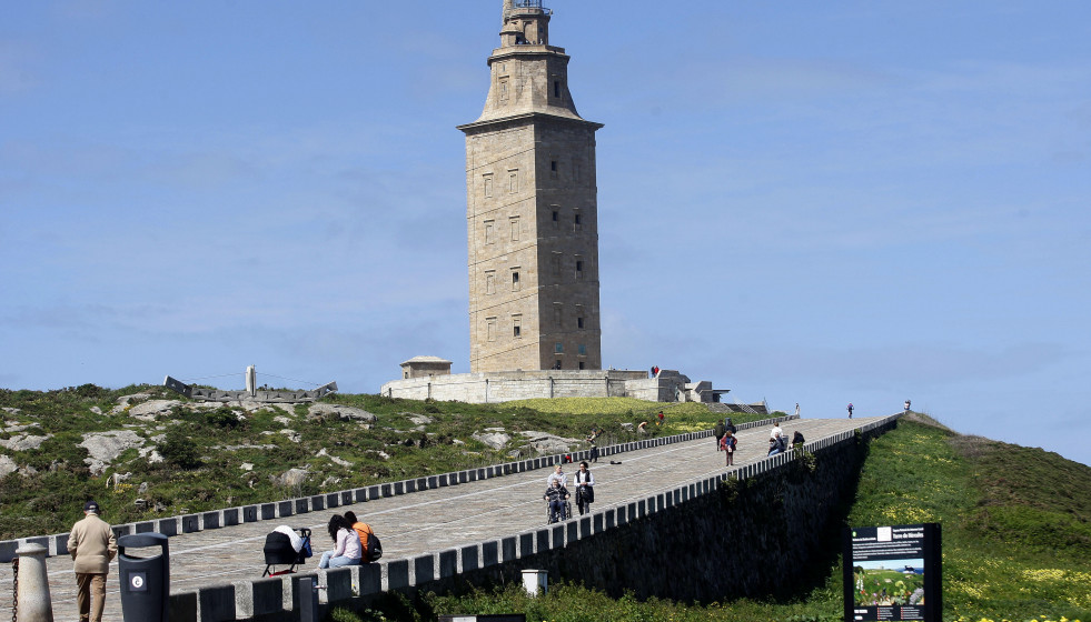 Turistas torre hercules abril 2024 @ quintana