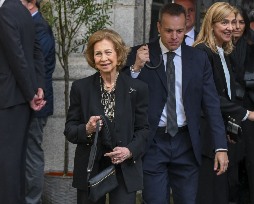 MADRID, 08/04/2024.- La reina Sofía y la infanta Cristina (detrás, d) a su salida del funeral en memoria de Fernando Gómez-Acebo, primo de Felipe VI, este lunes en la Iglesia Catedral de las Fuerza