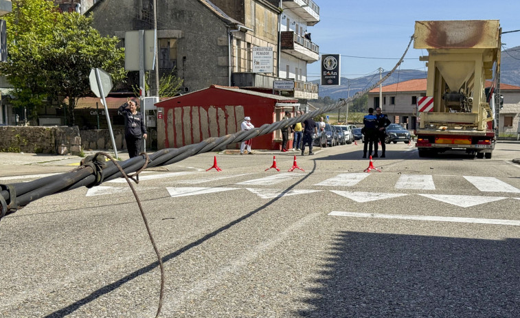 Un camión se lleva por delante cables de alta tensión y cortan un acceso a Peinador