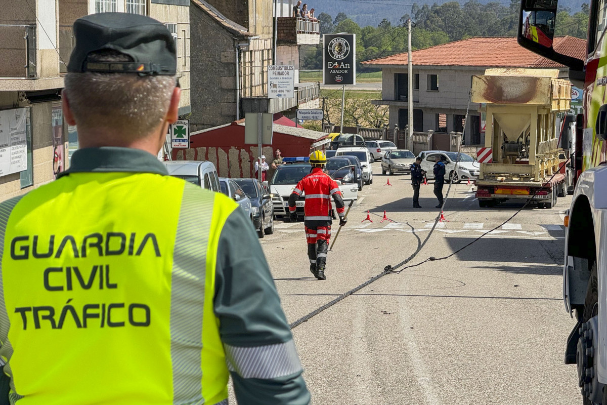 Un camión ha derribado los cables de alta tensión en Peinador (1)