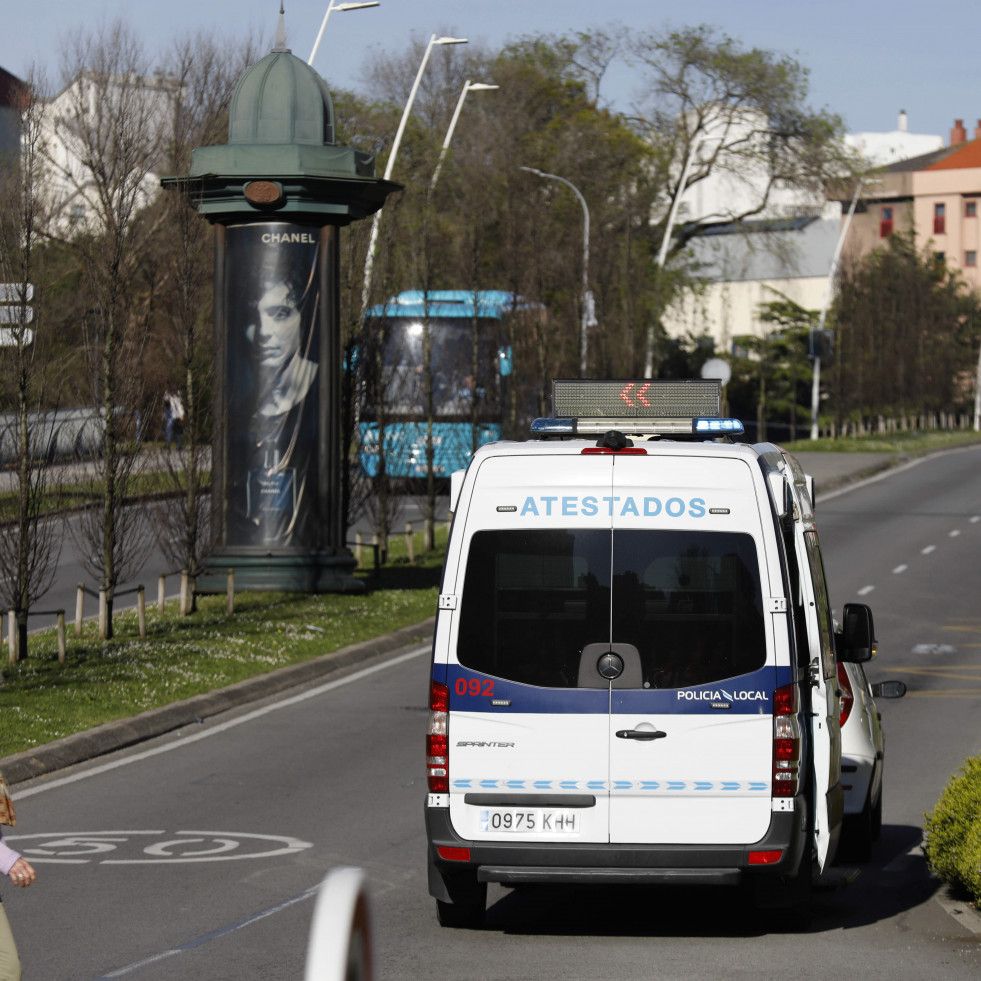 Herido en A Coruña un motorista que se estrelló contra un autobus