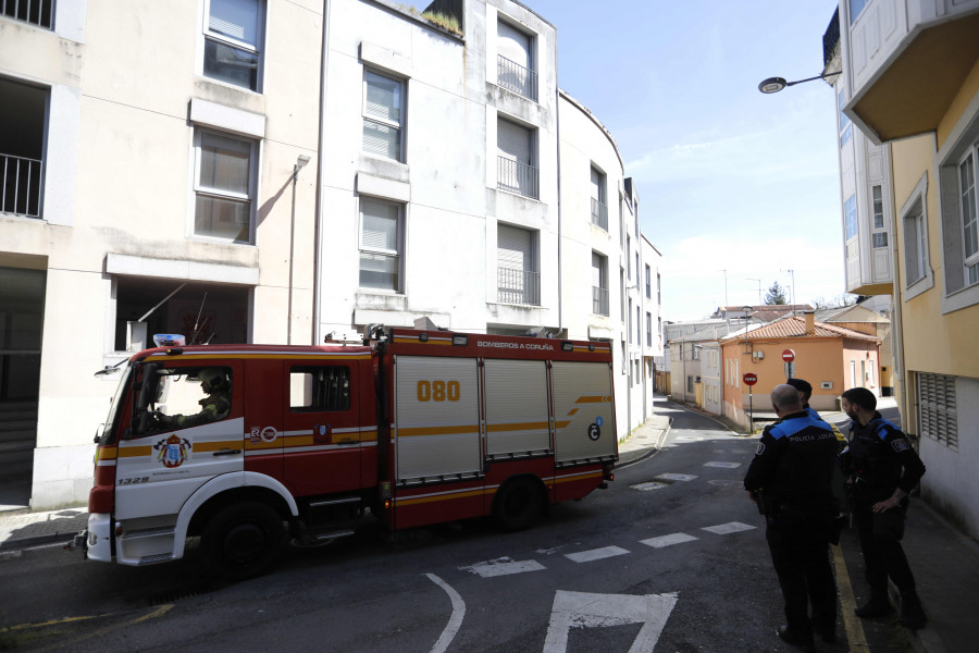 Los Bomberos extinguen un incendio en la caja de un camión de chatarra  que viajaba por A Grela