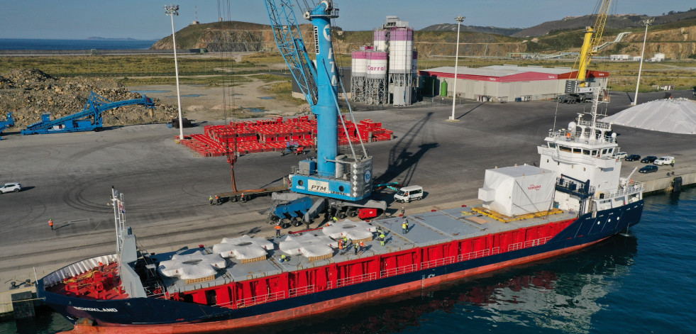 Embarcan en el Puerto Exterior de A Coruña enormes estructuras de bombeo a los Países Bajos