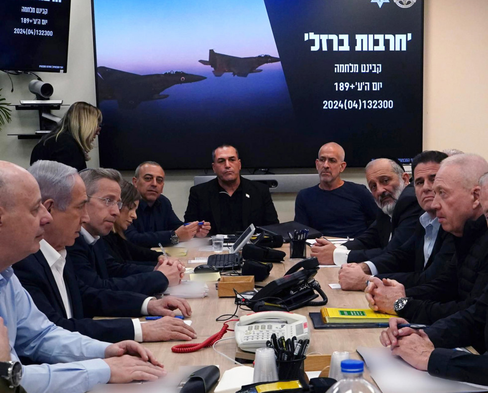 JERUSALEN, 13/04/2024.- El primer ministro de Israel, Benjamin Netanyahu, convocó al Gabinete de Guerra con carácter de urgencia en la madrugada de este domingo en respuesta al ataque con drones y m