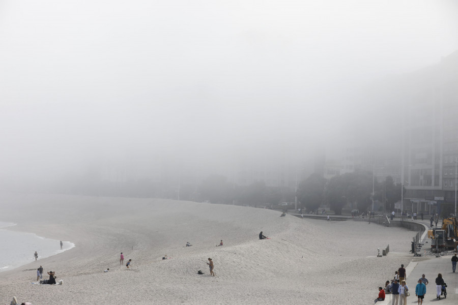 La niebla pone punto y final a un fin de semana veraniego en A Coruña