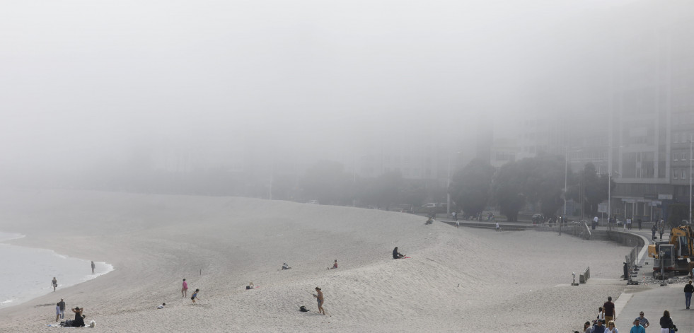 La niebla pone punto y final a un fin de semana veraniego en A Coruña