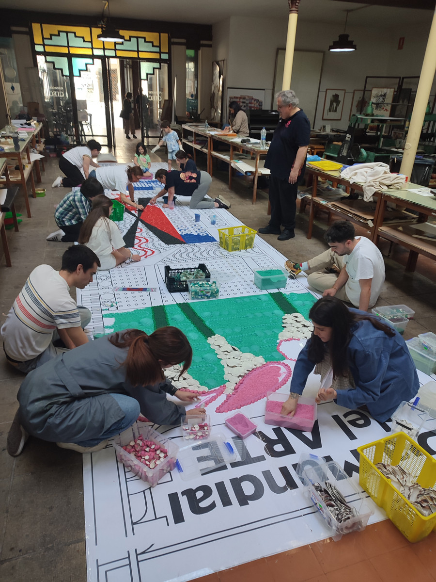 Una alfombra floral ‘viste’ la Fundación CIEC de Betanzos con motivo del Día Mundial del Arte