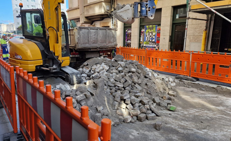 La calle Sol de A Coruña se libra de sus molestos adoquines