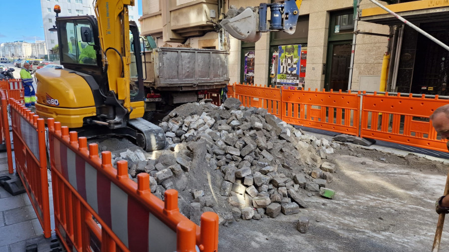 La calle Sol de A Coruña se libra de sus molestos adoquines