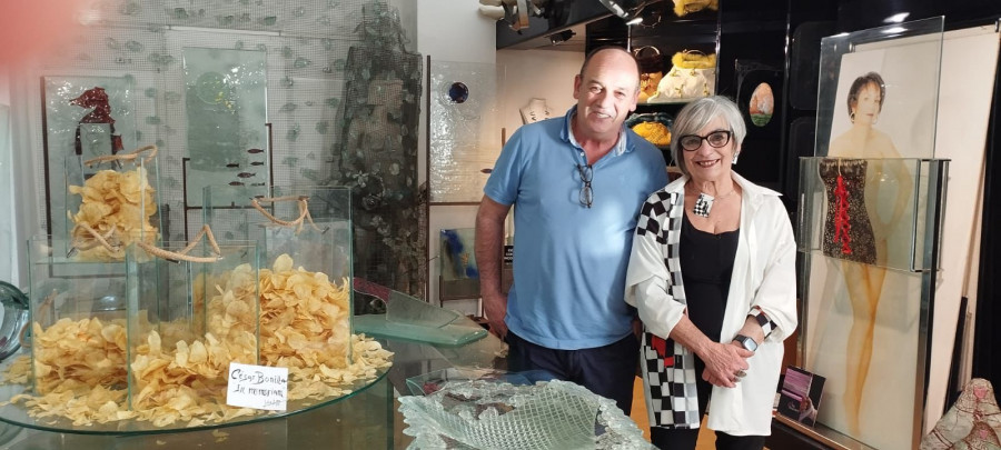 Julia Ares homenajea a César Bonilla con una escultura de patatas fritas