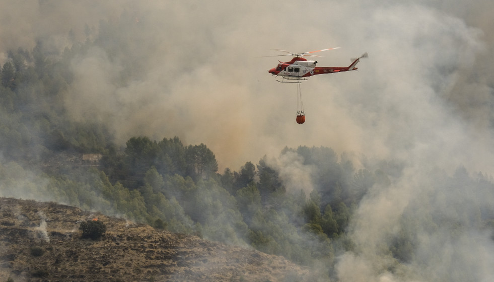 El fuego de Tárbena afecta a 600 hectáreas y desaloja a 182 vecinos