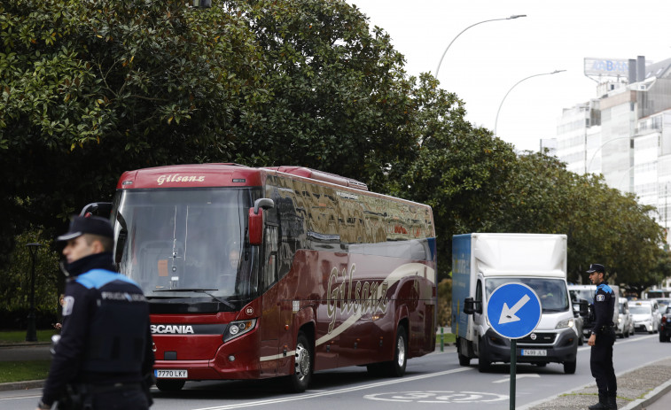 Un autocar averiado congestiona el tráfico en Los Cantones