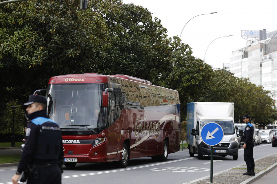 Un autocar averiado congestiona el tráfico en Los Cantones