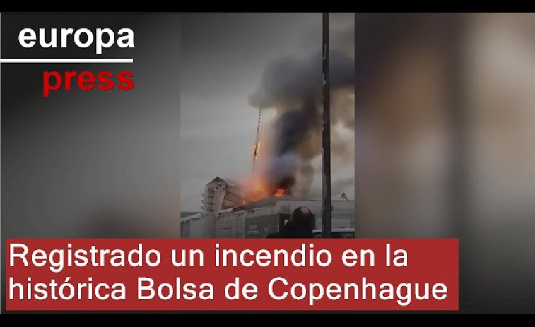 La antigua bolsa de Copenhague, envuelta en llamas por un incendio de origen desconocido