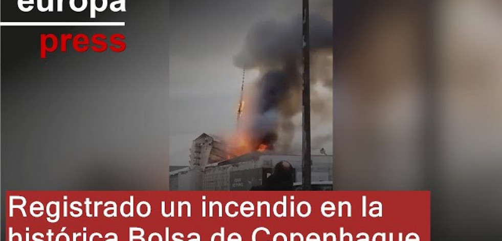 La antigua bolsa de Copenhague, envuelta en llamas por un incendio de origen desconocido