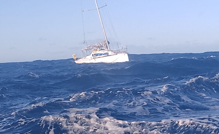 El Helimer de A Coruña se une a la búsqueda de un regatista desaparecido en alta mar