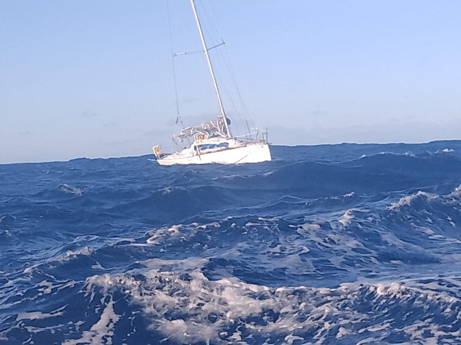 El Helimer de A Coruña se une a la búsqueda de un regatista desaparecido en alta mar