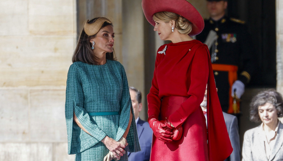 La reina Máxima de los Países Bajos (d) conversa con la reina de España, Letizia, durante la ceremonia de bienvenida de los reyes de Países Bajos