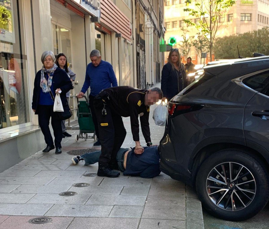 El guardia de seguridad de un supermercado de A Coruña reduce a un ladrón