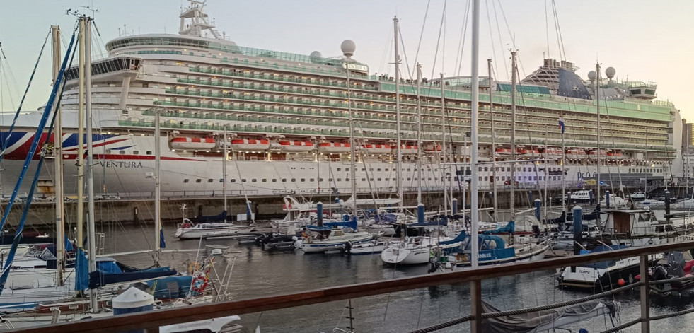 Atraca de urgencia y de forma inesperada un crucero en A Coruña