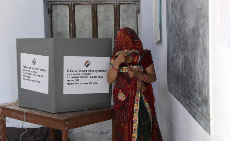 Cabinas rosa para mujeres y rebajas para aumentar el voto en las elecciones de la India