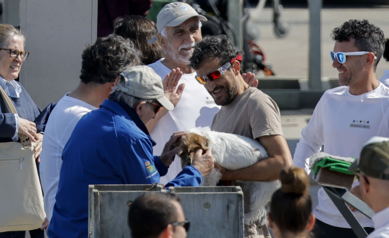 Juan Carlos I se deja ver por el puerto deportivo de Sanxenxo pero no compite