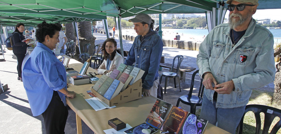 Oleiros se adelanta al Día del Libro con mercado al aire libre, firmas y cuentacuentos