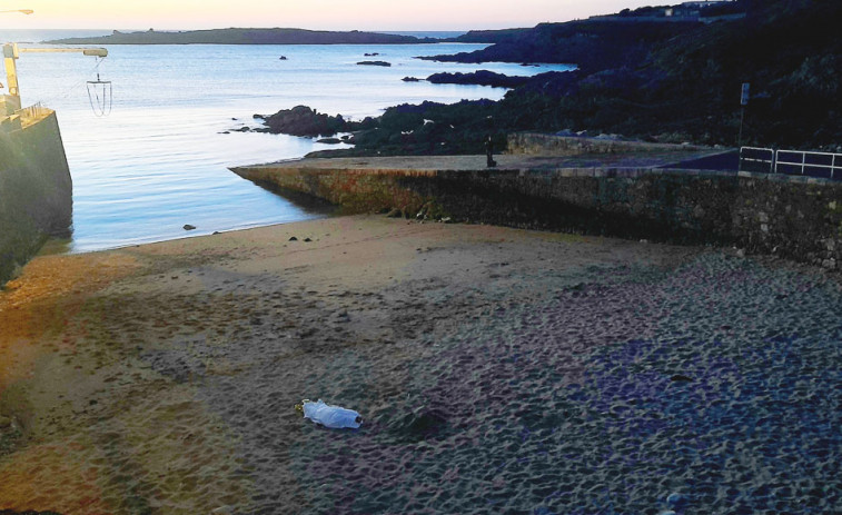 Muere un hombre en la playa de O Portiño