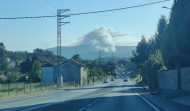 El viento reactiva un incendio forestal que afectó a Barreiros