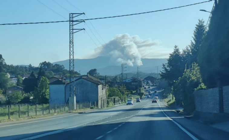 El viento reactiva un incendio forestal que afectó a Barreiros