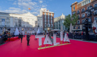 La alfombra de los Talía: escenario blanco y negro en el que ha brillando Victoria Luengo