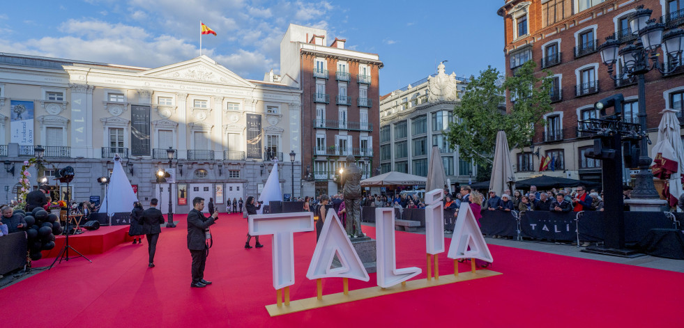 La alfombra de los Talía: escenario blanco y negro en el que ha brillando Victoria Luengo