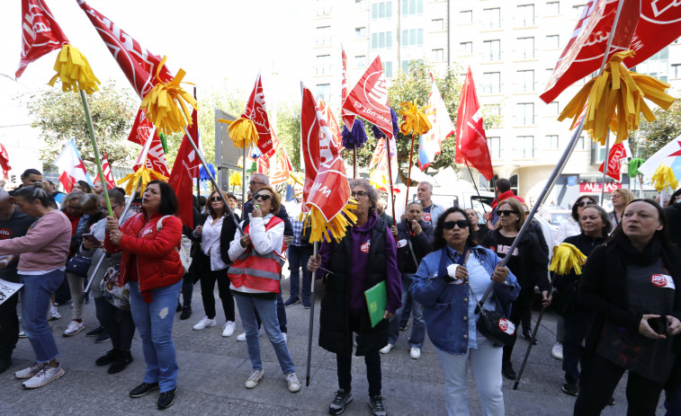 Las fregonas amarillas se echan a la calle en A Coruña