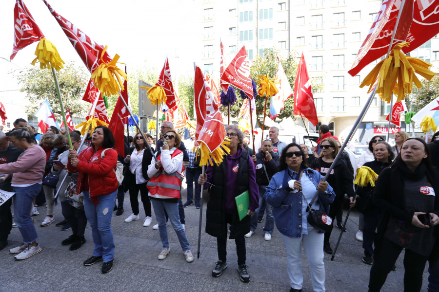 Las fregonas amarillas se echan a la calle en A Coruña