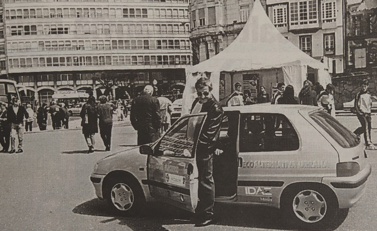 Hace 25 años | Fallece un ciclista en Alfonso Molina y los coruñeses prueban el coche eléctrico