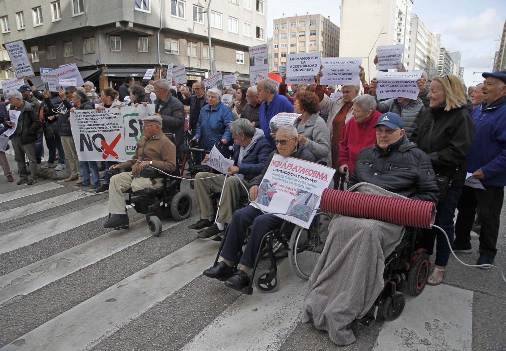 Del ‘Bella Ciao’ a ‘Que la detengan’: La parodia musical invade la protesta en las Casas de Franco en A Coruña