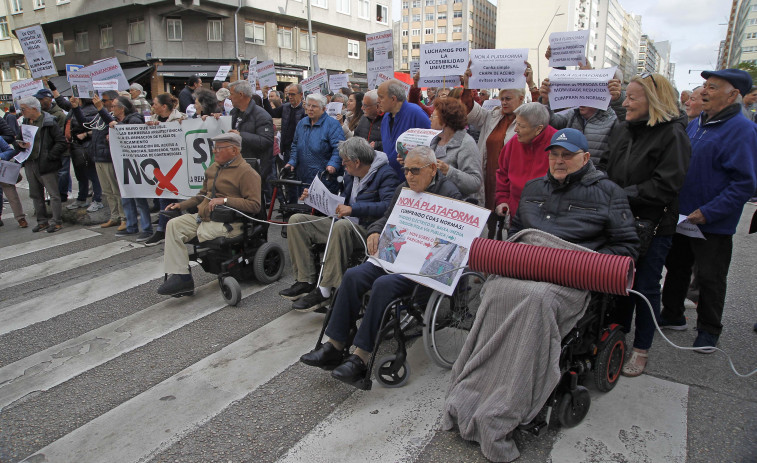 Del ‘Bella Ciao’ a ‘Que la detengan’: La parodia musical invade la protesta en las Casas de Franco en A Coruña