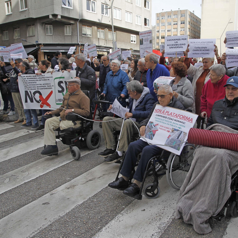 Del ‘Bella Ciao’ a ‘Que la detengan’: La parodia musical invade la protesta en las Casas de Franco en A Coruña